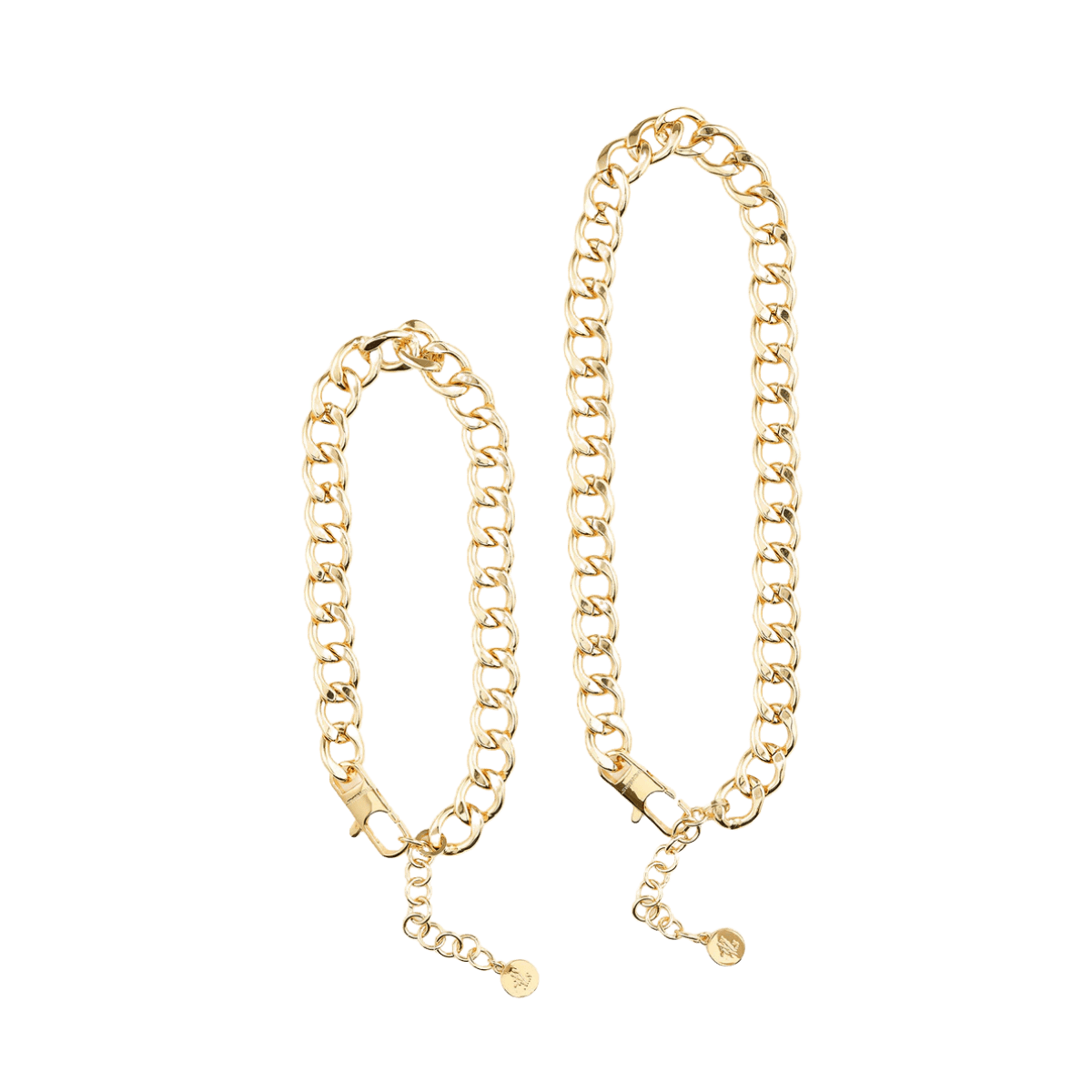 The Animals chunky gold curb chain necklace in two sizes displayed on white background.
Die The Animals Panzerkette in zwei Größen auf weißem Hintergrund präsentiert.
Le collier gourmette doré The Animals en deux tailles présenté sur fond blanc.