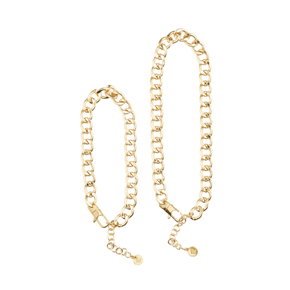 The Animals chunky gold curb chain necklace in two sizes displayed on white background.
Die The Animals Panzerkette in zwei Größen auf weißem Hintergrund präsentiert.
Le collier gourmette doré The Animals en deux tailles présenté sur fond blanc.