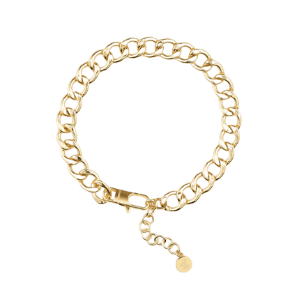 The Animals chunky gold curb chain bracelet with adjustable clasp, isolated on white background.
Die goldene The Animals Panzerarmband mit verstellbarem Verschluss, freigestellt auf weißem Hintergrund.
Le bracelet gourmette doré The Animals avec fermoir réglable, sur fond blanc.