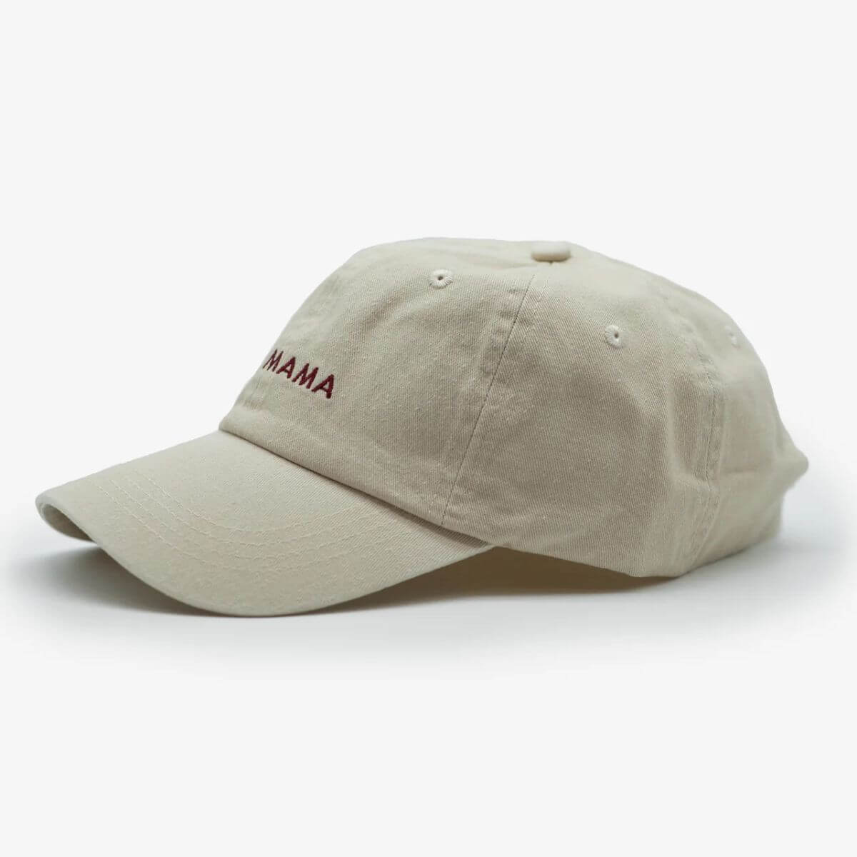 Side view of beige "FUR MAMA" baseball cap by Collar of Sweden in washed denim – Vue de côté de la casquette beige "FUR MAMA" de Collar of Sweden en denim délavé – Seitenansicht der beigefarbenen „FUR MAMA“-Kappe von Collar of Sweden aus gewaschenem Denim.