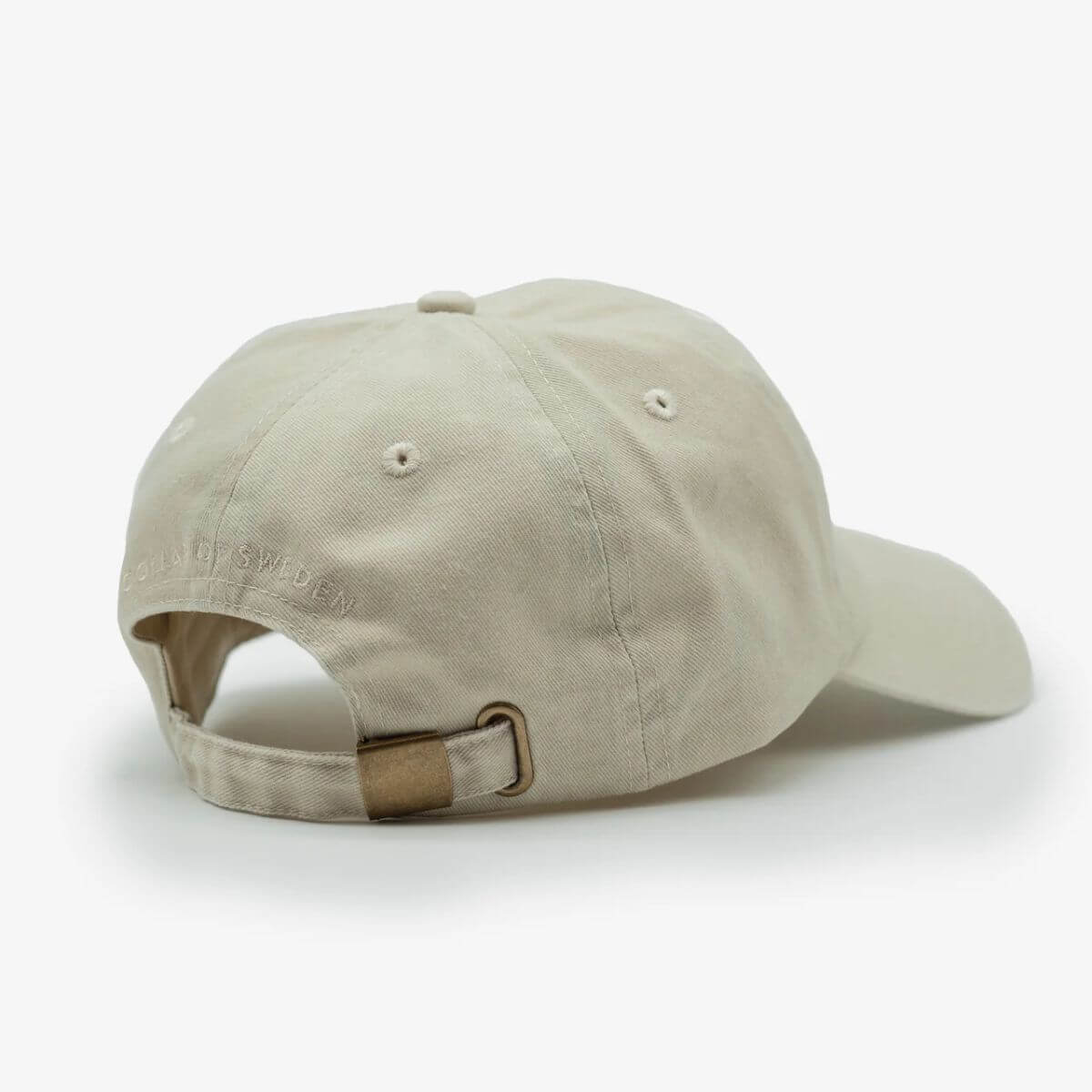 Back of beige "FUR MAMA" baseball cap by Collar of Sweden with adjustable strap – Dos de la casquette beige "FUR MAMA" de Collar of Sweden avec sangle réglable – Rückansicht der beigefarbenen „FUR MAMA“-Kappe von Collar of Sweden mit verstellbarem Riemen.