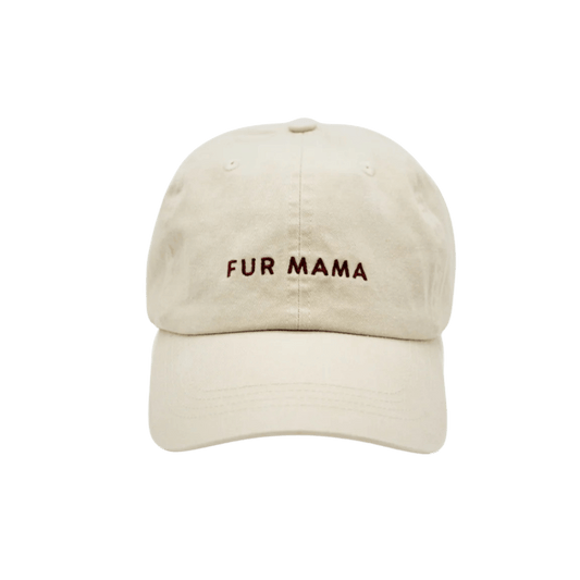 Beige baseball cap with "FUR MAMA" embroidery on the front by Collar of Sweden – Casquette beige avec l'inscription "FUR MAMA" brodée à l'avant, signée Collar of Sweden – Beigefarbene Kappe mit „FUR MAMA“-Stickerei vorne von Collar of Sweden.