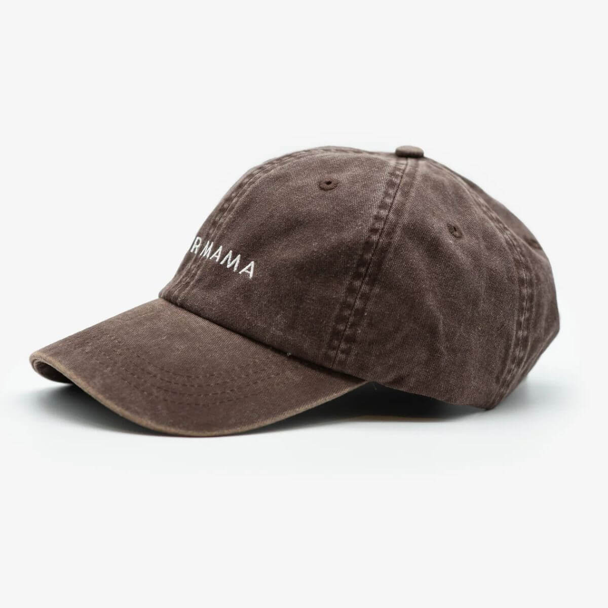 Close-up of the 'Fur Mama' baseball cap by Collar of Sweden in brown cotton with white embroidery / Gros plan de la casquette 'Fur Mama' de Collar of Sweden en coton brun avec broderie blanche / Nahaufnahme der 'Fur Mama' Baseballkappe von Collar of Sweden aus brauner Baumwolle mit weißer Stickerei