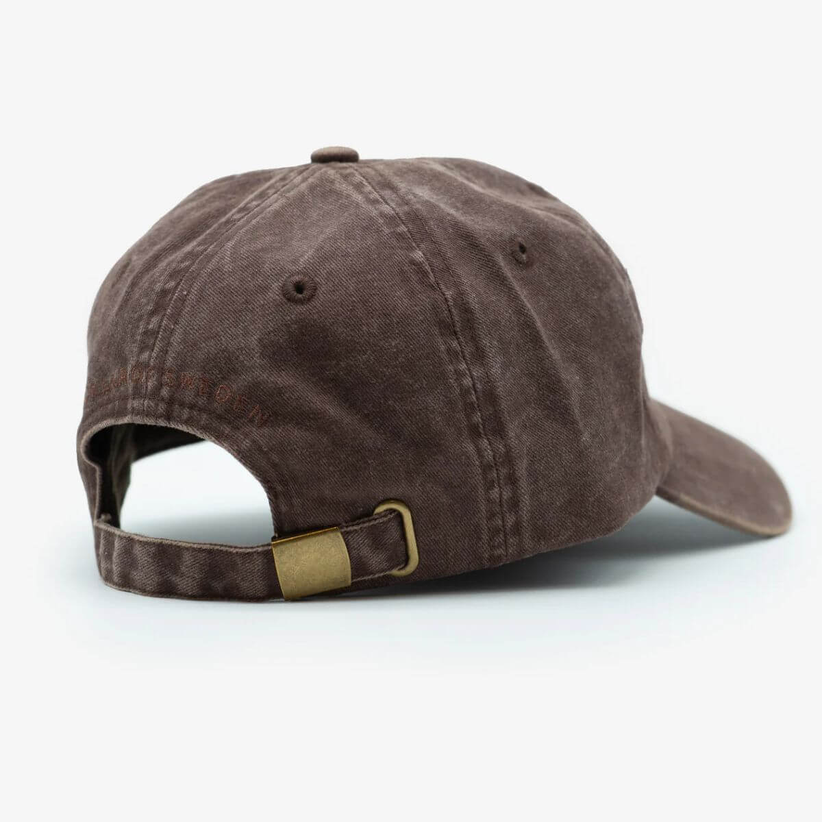 Back of the 'Fur Mama' cap by Collar of Sweden with adjustable brass buckle / Arrière de la casquette 'Fur Mama' de Collar of Sweden avec boucle réglable en laiton / Rückseite der 'Fur Mama' Kappe von Collar of Sweden mit verstellbarer Messingschnalle