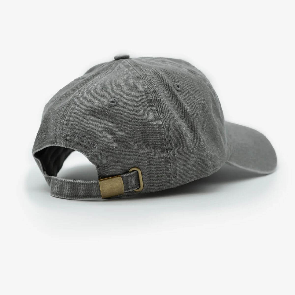 Back of the washed grey “Hot Dog” cap by Collar of Sweden with adjustable strap – for dachshund owners and lovers – Dos de la casquette grise délavée “Hot Dog” de Collar of Sweden avec sangle réglable – pour les propriétaires et passionnés de teckels – Rückseite der grauen, gewaschenen “Hot Dog”-Kappe von Collar of Sweden mit verstellbarem Riemen – ideal für Dackelbesitzer und -fans.