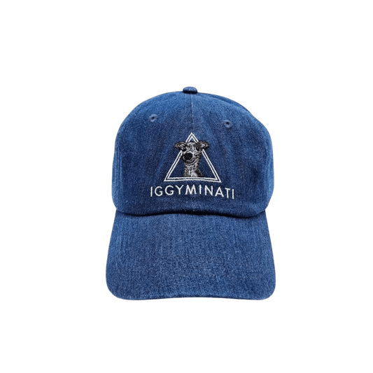 Blue washed denim "IGGYMINATI" cap with embroidered Italian Greyhound by Collar of Sweden, designed for Italian Greyhound dog owners and lovers – Casquette bleue en denim délavé "IGGYMINATI" avec un lévrier italien brodé, signée Collar of Sweden, conçue pour les propriétaires et amoureux de lévriers italiens – Blaue „IGGYMINATI“-Kappe aus gewaschenem Denim mit gesticktem Windhund von Collar of Sweden, für Liebhaber und Besitzer italienischer Windhunde