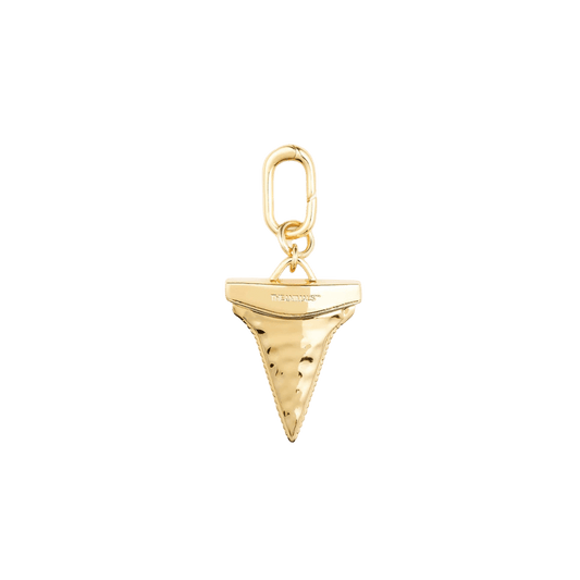Gold shark tooth pendant with engraved logo by The Animals.
Goldener Haifischzahn-Anhänger mit graviertem Logo von The Animals.
Pendentif doré en forme de dent de requin avec logo gravé The Animals.