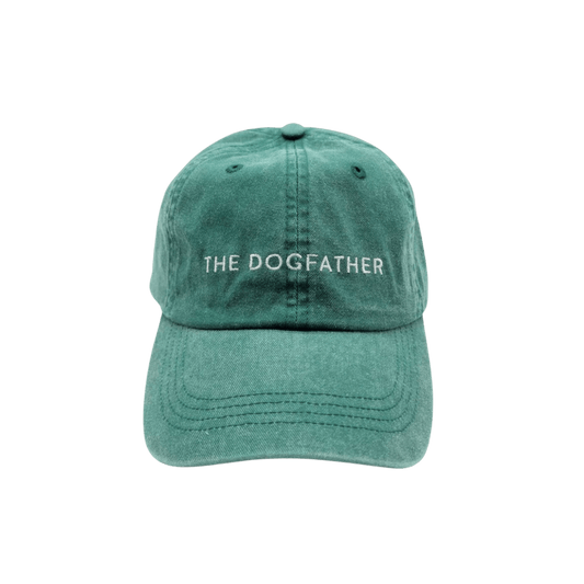 Green baseball cap with "THE DOGFATHER" embroidery on the front by Collar of Sweden – Casquette verte avec l'inscription "THE DOGFATHER" brodée à l'avant, signée Collar of Sweden – Grünfarbene Baseballkappe mit „THE DOGFATHER“-Stickerei vorne von Collar of Sweden.